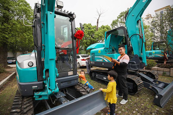 红四月，TVT体育官网智能挖掘机促销会节节攀升