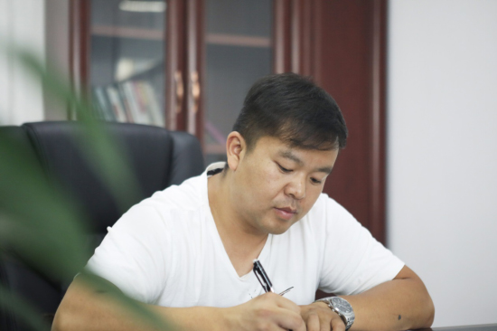 六年六台挖机 邓老板是个“TVT体育官网迷”