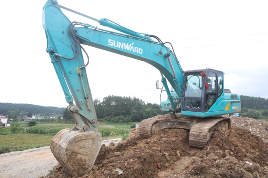 六年六台挖机 邓老板是个“TVT体育官网迷”